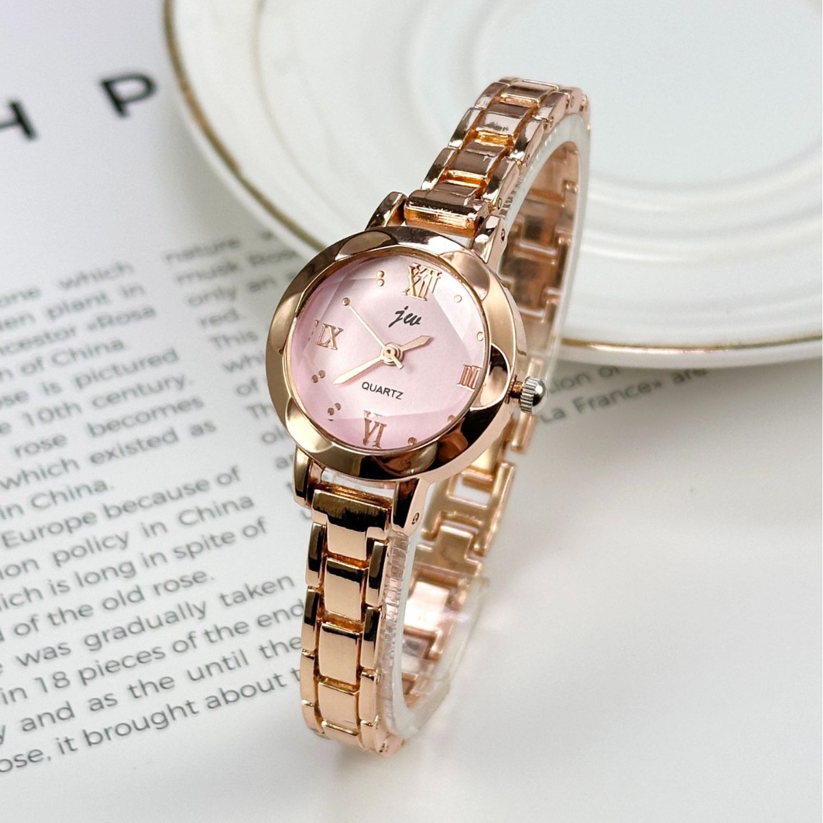 ساعة كوارتز نسائية بسيطة ومدمج - مراجعة Luxury Watch Safe وسعره