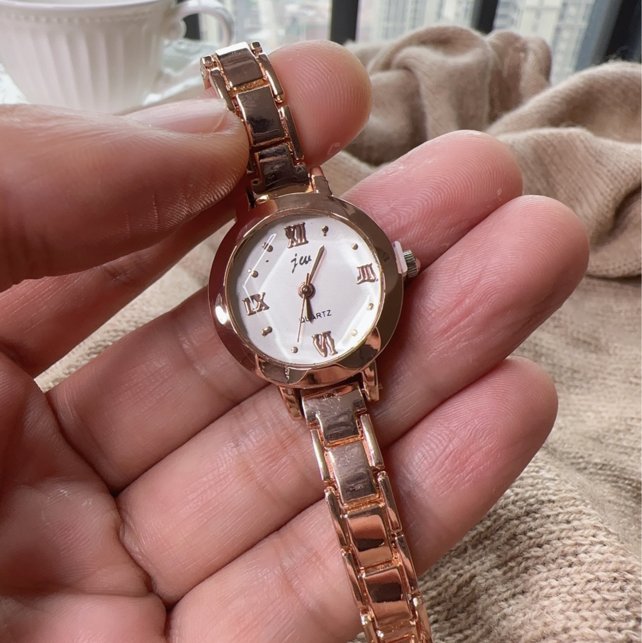 ساعة كوارتز نسائية بسيطة ومدمج - مراجعة Luxury Watch Safe وسعره