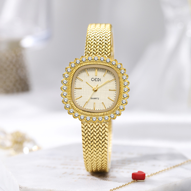 ساعة نسائية فاخرة بتصميم قروسط - مراجعة Luxury Watch Grade وسعره