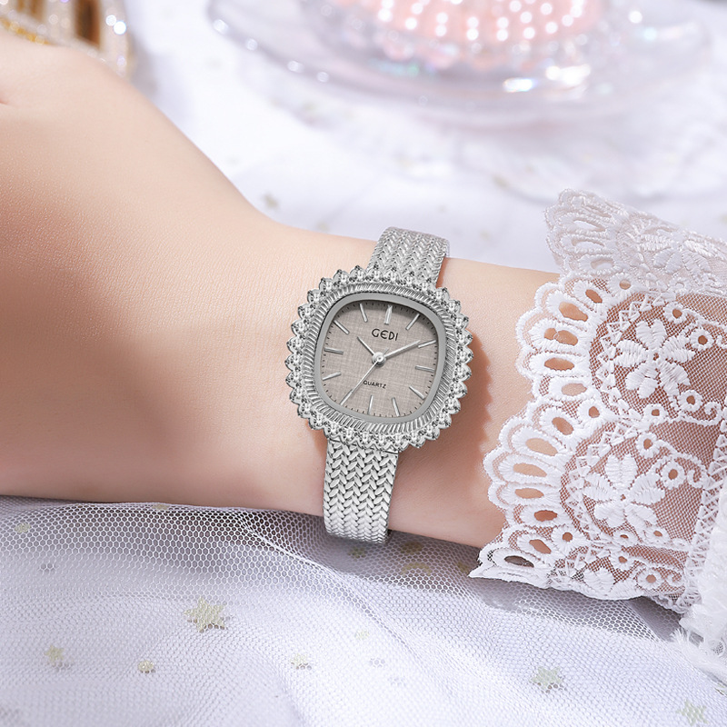 ساعة نسائية فاخرة بتصميم قروسط - مراجعة Luxury Watch Grade وسعره